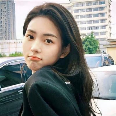 戴流苏耳环的少女